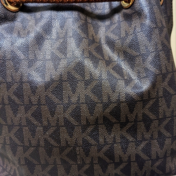 Michael Kors Authentic monogram satchel bag with FREE wallet included - Picture 2 of 4